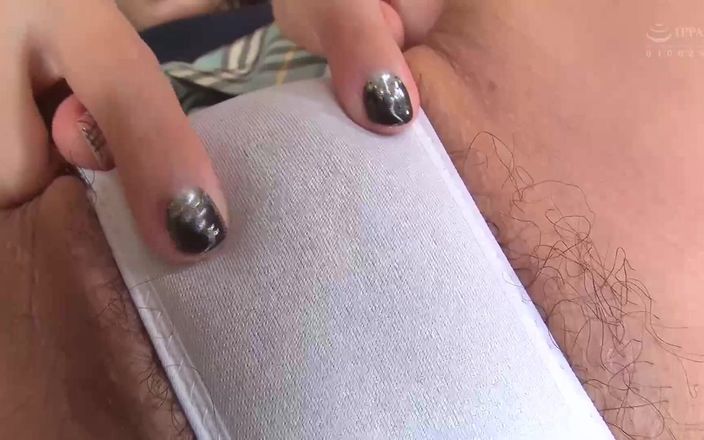 Strix: Masturbation à travers un pantalon avec une culotte faite d’une matière...