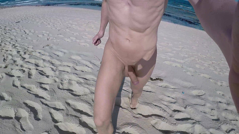 outdoor-fun: Correre nudo con un erezione in spiaggia 1