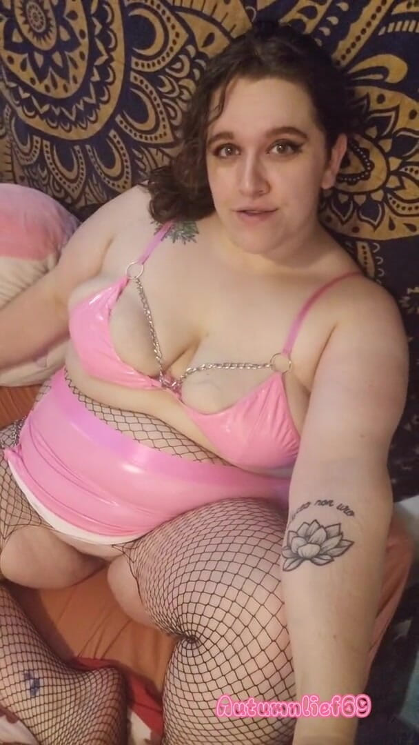 Autumnlief69: Autumnlief69 lagi asik mainin toket besarnya dengan kostum lateks merah...