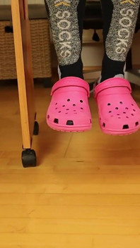 Видалення шкарпетки & clog shoeplay під столом - сірі легінси, рожеві клоги & нейлон