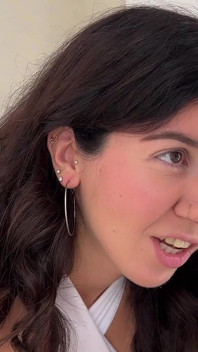 Scopare e venire sulla figa della sorellastra mentre si trucca