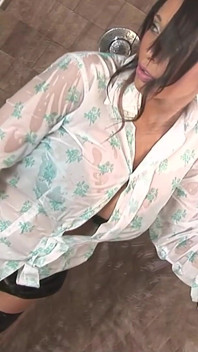 Scena dei bagni caldi 1_brunette con un grosso culo gode di fare sesso in bagno mentre indossa un perizoma.