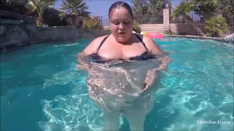 BBW Pleasures: Culona juega en la piscina