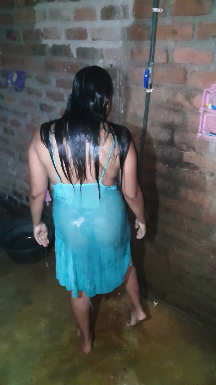 Tiyana: Moglie bagno caldo in bagno