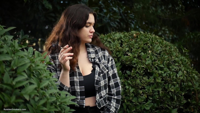 Russian Smokers: Sladká a prsatá ruská holka kouří cigaretu v přírodě