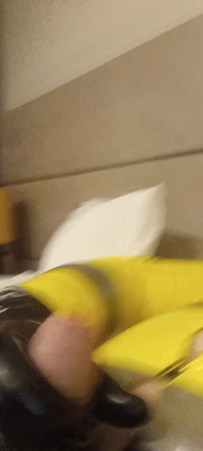 Latex Boy: Mặc quần lót latex vis drone xuất tinh