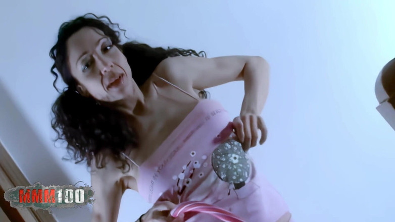 MMM100: Büyük memeli güzel küçük deborah merdivenlerde soyunuyor