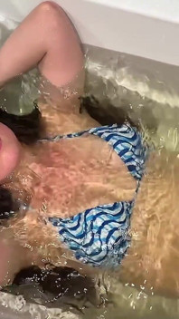 Sirène faible, retenant son souffle sous l’eau, taquinant