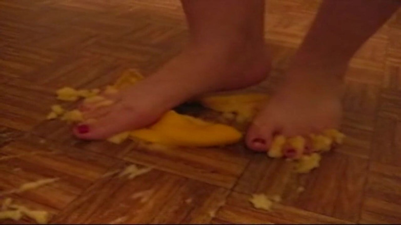Sexy Amateurz: Foot crushing for a banana