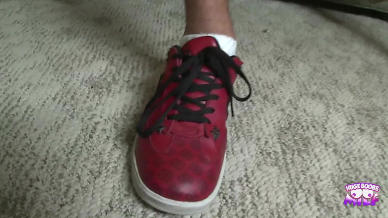 Huge Boobs MILF: Děvka milf šuká chlapa, který našel výmluvu, aby se dostal do...