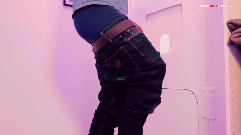 GLORYHOLEGAYS: Twink u gloryhole - chce víc než jen kouření