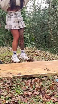 3 beste freundinnen sind verzweifelt nach einem natursekt im freien