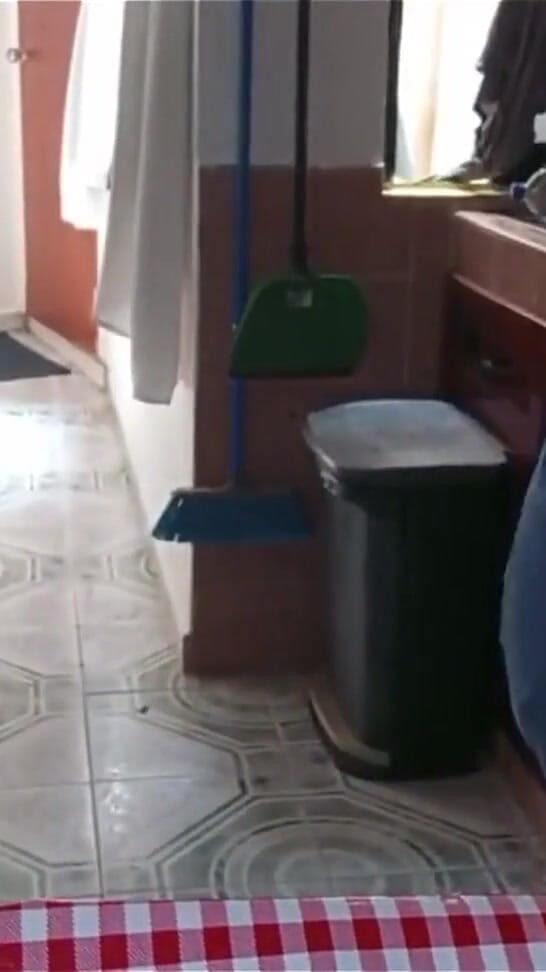 Karmicoxv: Sogra se filma na cozinha e mostra seus seios