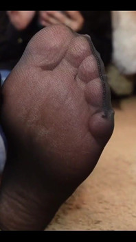 Uzun bir gün geçirdim ve gerçekten rahatsız olmak istemiyorum, midene uzanabilir ve terli külotlu çorabımı koklayabilirsin