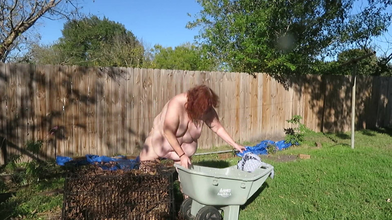 BBW nurse Vicki adventures with friends: Jugando en mi jardín mostrando mis tetas vientre culo, piernas...