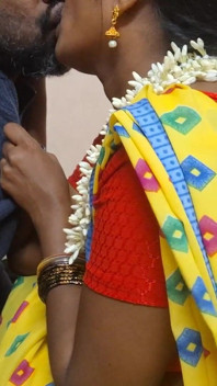 La padrona di una casa indiana scopa il suo inquilino per non aver pagato l'affitto