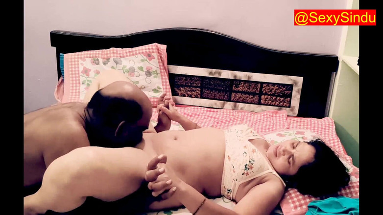 Sexy sindu: हॉट साड़ी के साथ दक्षिण भारतीय हॉट आंटी का सेक्स वीडियो