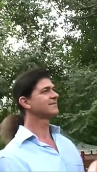 Sexo grupal al aire libre con zorras esclavas chupando pollas grandes y lamiendo coños calientes