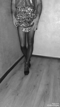Senhora walk em vestido brilhante
