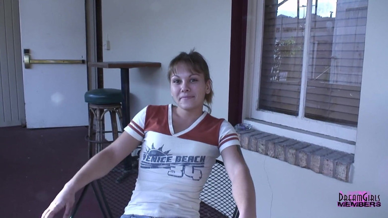 Dream Girls: Garçonete local precisa de dinheiro extra