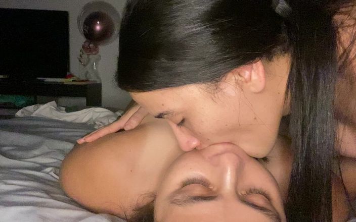Zoe &amp; Melissa: Lesbisk suger mig djupt min enorma tunga