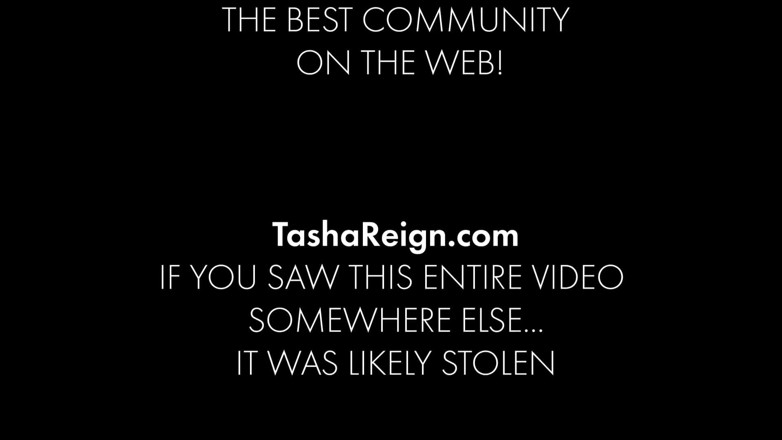 Tasha Reign official studio: Tasha Reign dildoyla amcığını derinden orgazma sokuyor