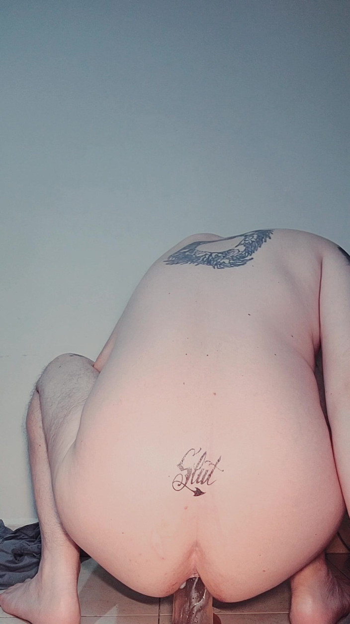 SlutClosetedfag: La troia arrapata con il dildo