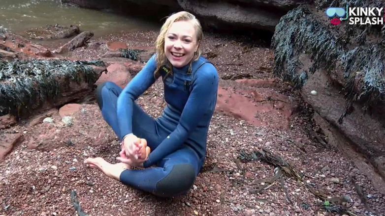 UKCuteGirl Lucy Lauren: Con đĩ mặn mặn wetsuit bú cu