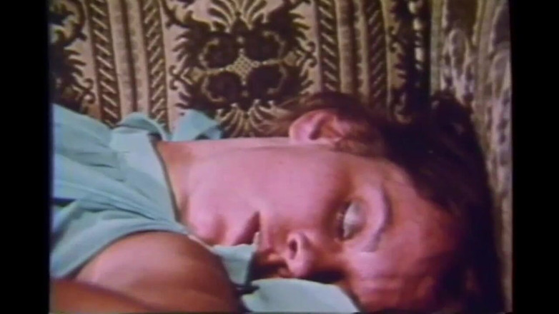 Vintage megastore: 毛深い猫を持つ赤毛の熟女は、大きなビンテージコックに犯されました(フルムービー)