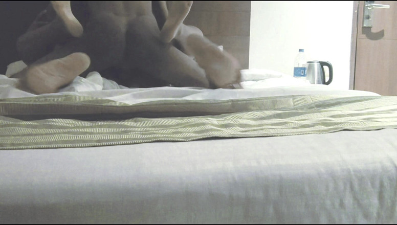 Hot boudi: Meri Biwi Ko Dost Ne Hotel Le Jake Pel Diya
