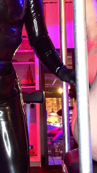 Pegged i kyskhet: Dominerande gummi gF