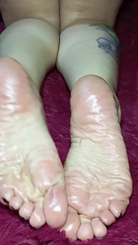 Un grosso sedere e suole rugose sui piedi di una dea