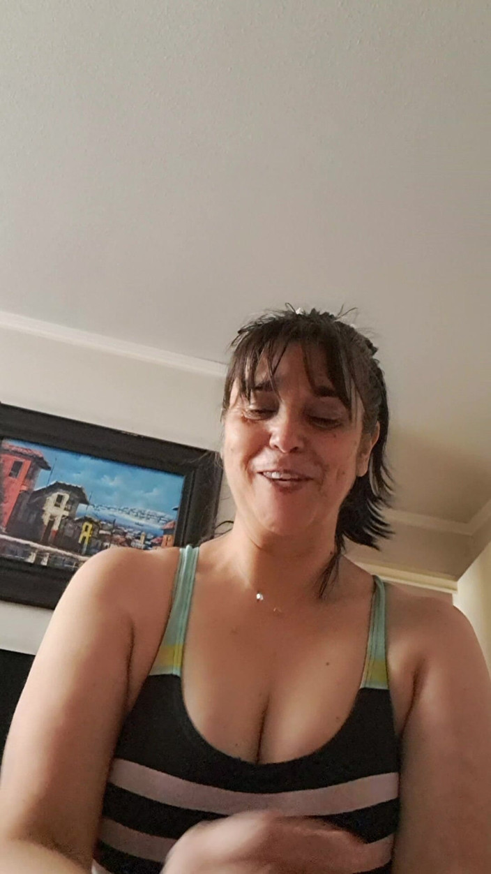 Mommy big hairy pussy: Une belle-mère suce des gros seins sexy en POV