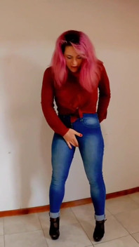 Orinar y mear en mi cuerpo y pantalones