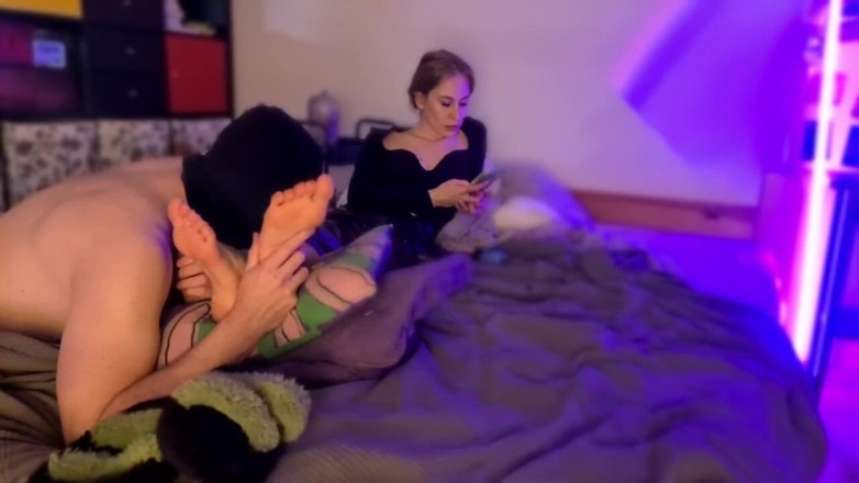 Czech Ladies: Il renifle, lèche et embrasse mes pantoufles et mes pieds