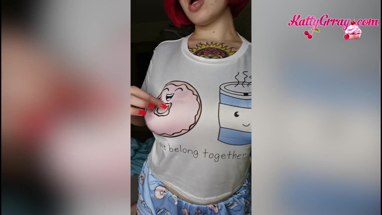 Katty Grray: Cagna con i capelli rossi con un plug anale nel...