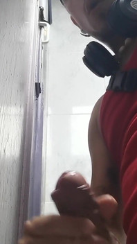 Ogromny prosty kutas pojawia się w Gloryhole w łazience centrum handlowego