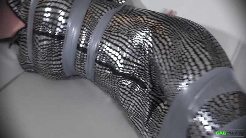 Gag Attack: Aubrey - bondage sur bande en combinaison