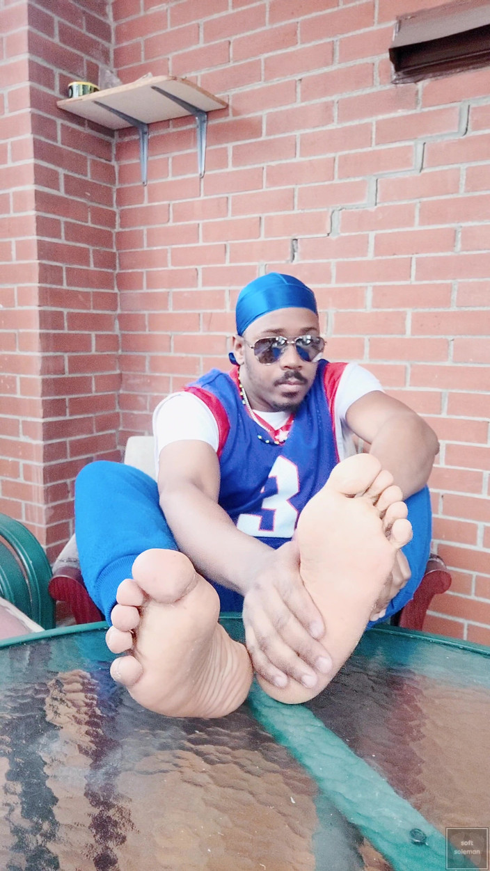 Soft Soleman: Tôi lắc lư và cọ xát đôi chân nam của tôi (2025)