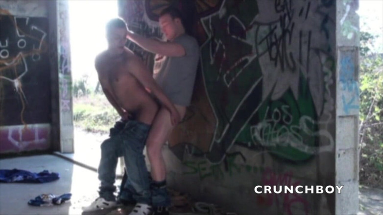 Crunch Boy: Latino twink fucked a sexy discret boy in ehixb outdoor...