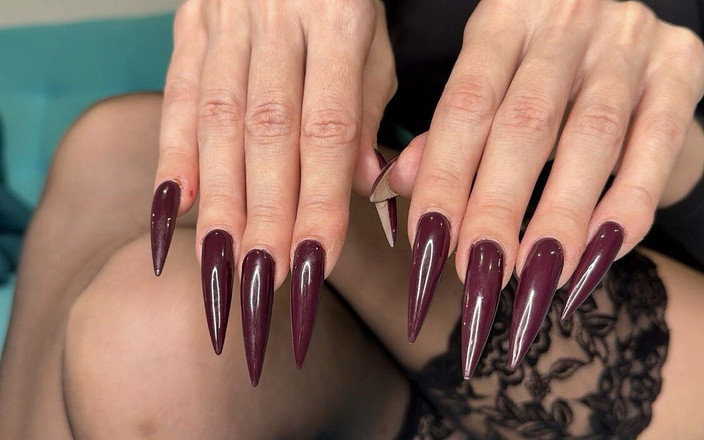 Julia domaina: Unghie lunghe viola scuro, dita che si succhiano con le...