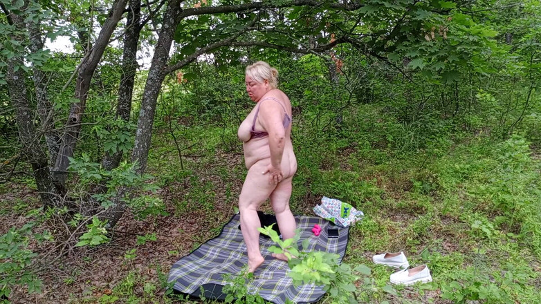 Zona901: Granne klädde av sig i en park och onanerar hennes...