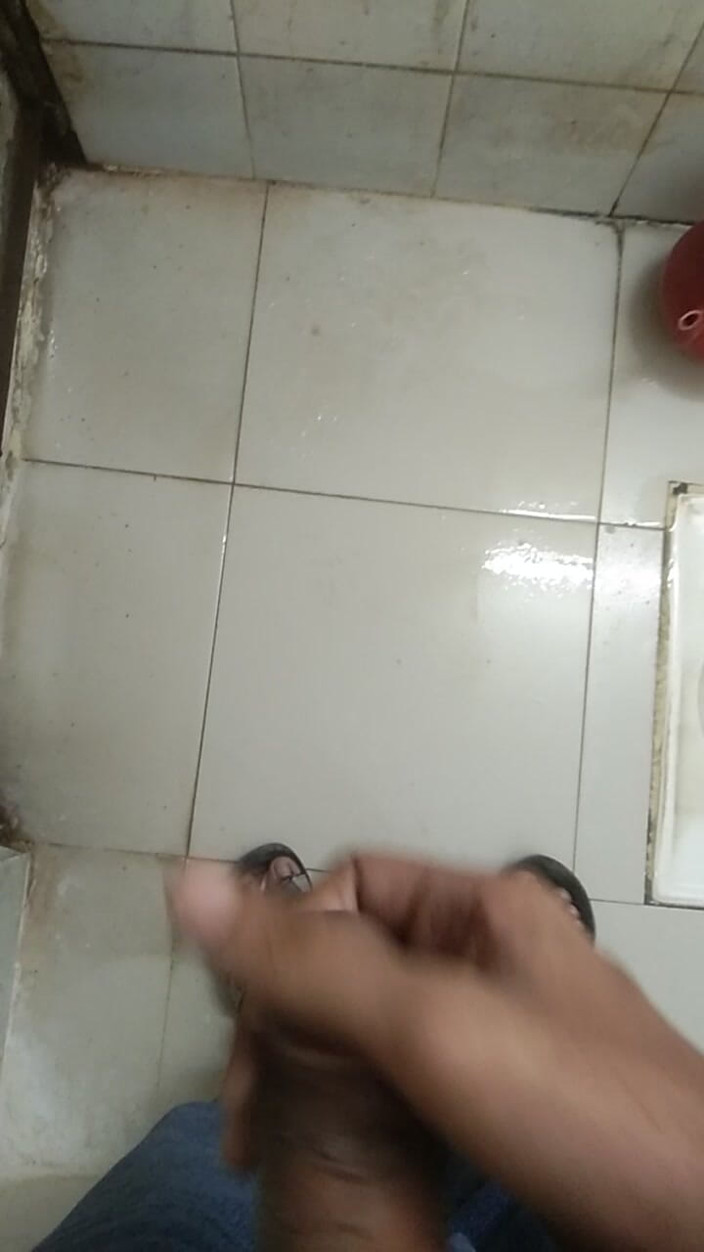 Viral_tiktokar: La electricidad se apagó cuando estaba en el baño de...