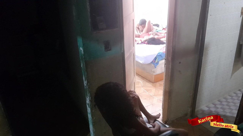 Karinamello: 나는 배다른 여동생과 계부가 섹스를 하는 것을 붙잡고 방 문에 서서 자신을 만지고 있었다.
