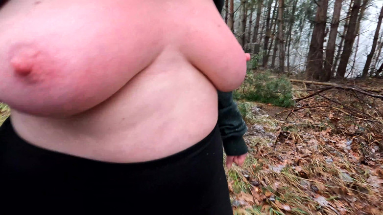 Bouncy Tits Action: Uderzanie jej cyckami podczas wędrówki przez śnieg