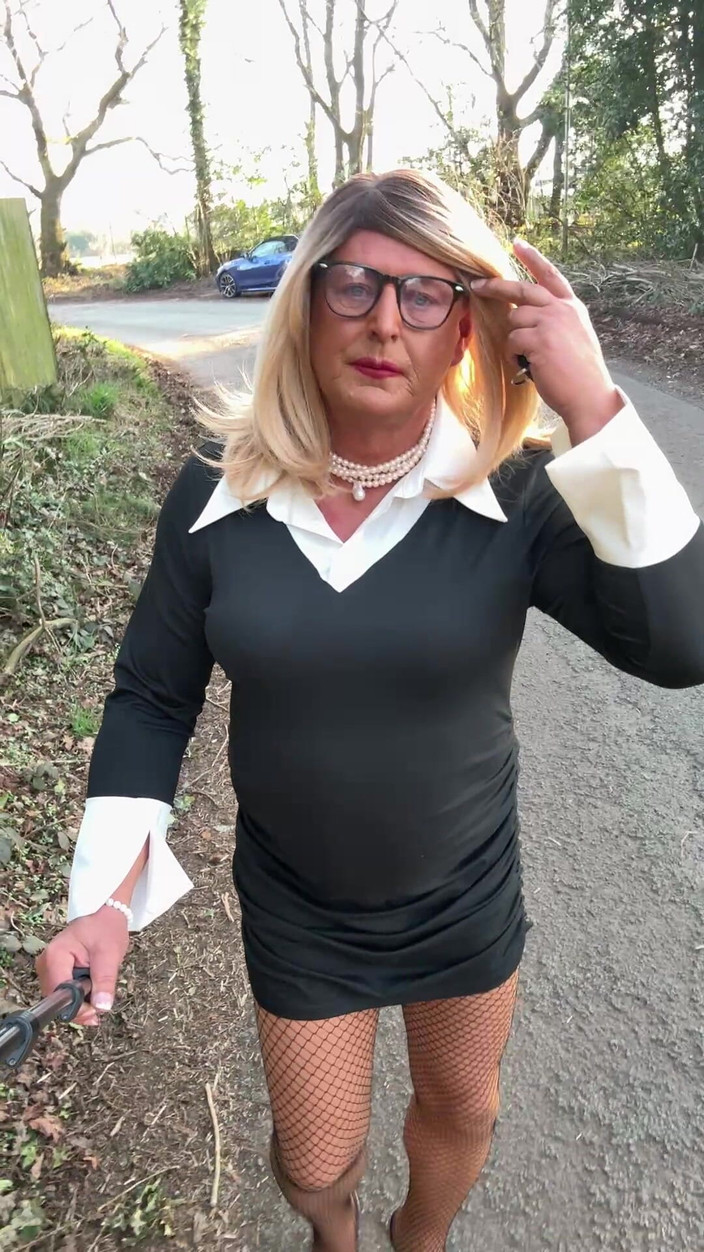 Kellycd: Sexy Crossdresser Kellycd2022 Walk Down the Lane