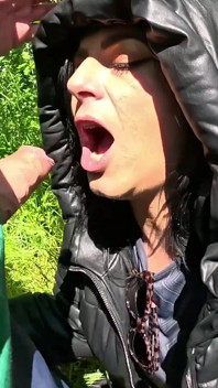 Blowjob panas di luar dan bermain air mani dengan down-jacket 269