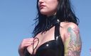 Fetish and BDSM: Une salope brune tatouée a les cuisses écartées pour que ce...