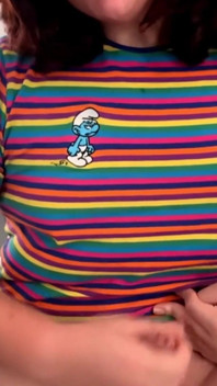 Une jolie trans latina aime se masturber en solo