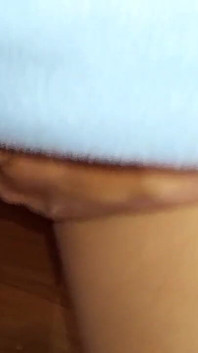 Ho beccato la mia matrigna a girare un video porno sotto il tavolo